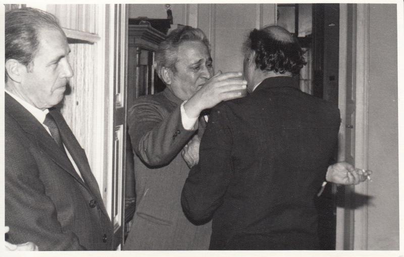 Dávid Gyula 60. születésnapját ünnepli a Kriterionnál Kolozsváron. Dávid Dyula, Deák Ferenc és Domokos Géza. 1988 augusztusa